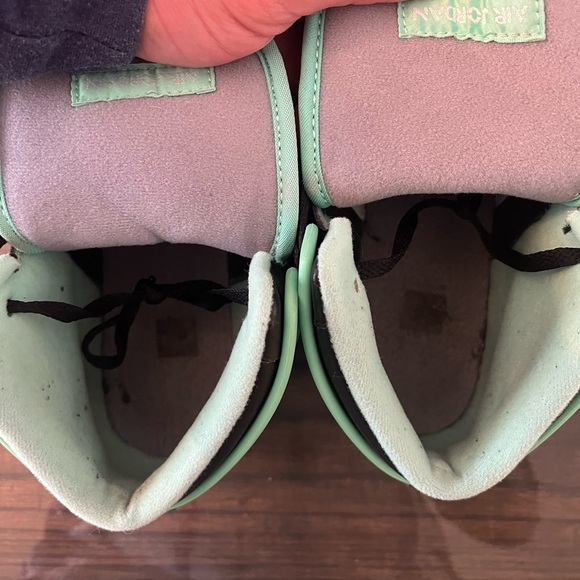 Air Jordan 1 Retro ‘89 ‘Green Glow’ Sneakers - Picture 10 of 12